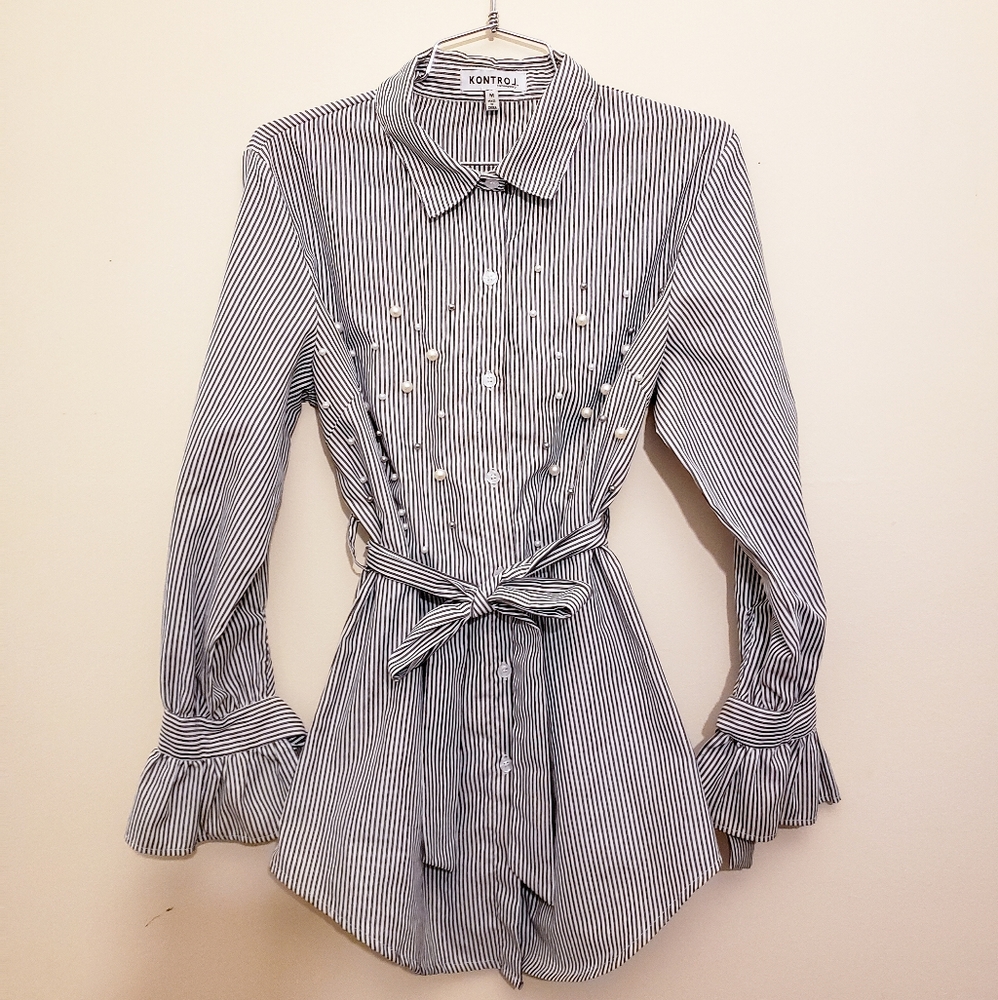 Size M Striped shirt with pearl detailings